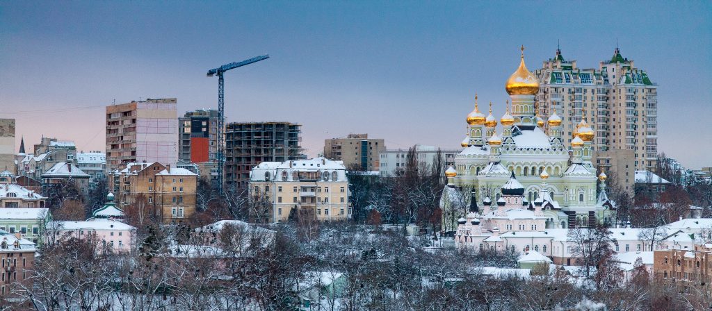 Bilden visar byggnader i Ukrainas huvudstad Kiev. Till höger syns Sofiakatedralen.